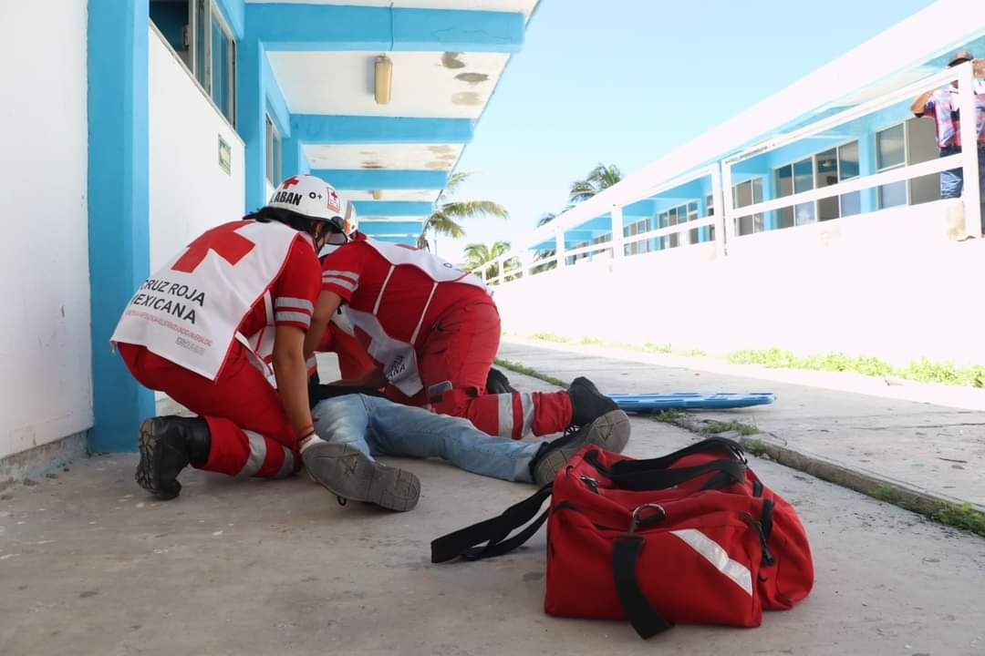 Joven sufre crisis nerviosa durante un simulacro de sismo en Progreso, Yucatán