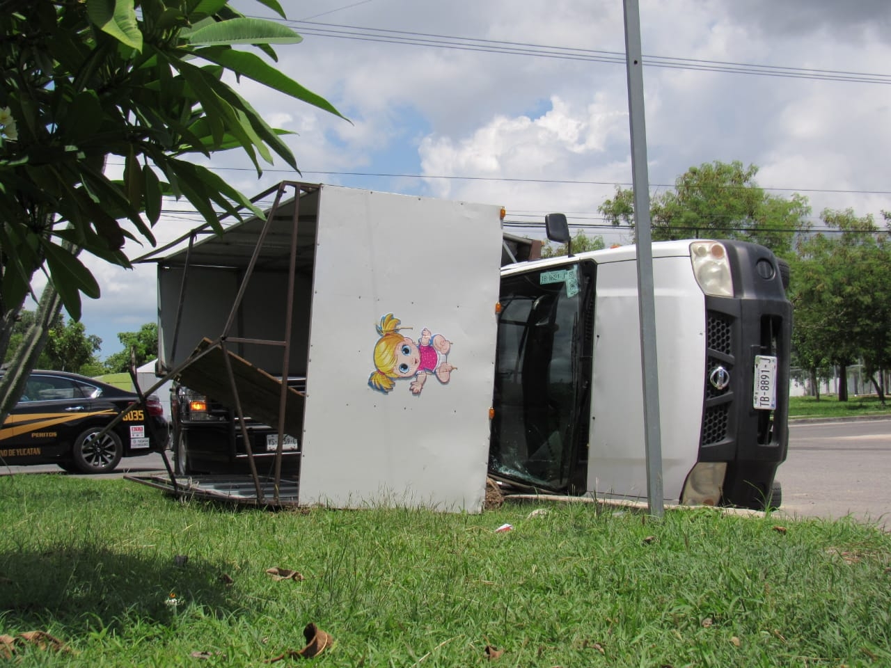 Camioneta que transportaba línea blanca vuelca en Ciudad Caucel, en Mérida