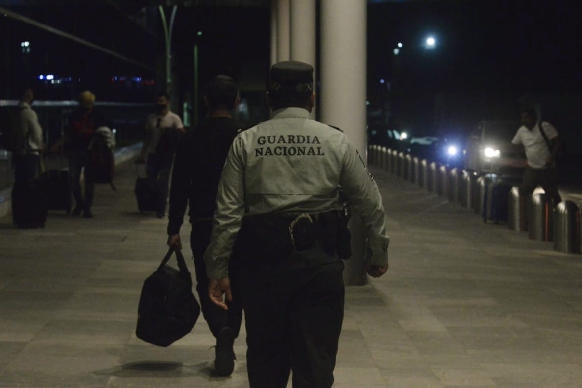 Guardia Nacional saca a pasajero escandaloso del aeropuerto de Mérida