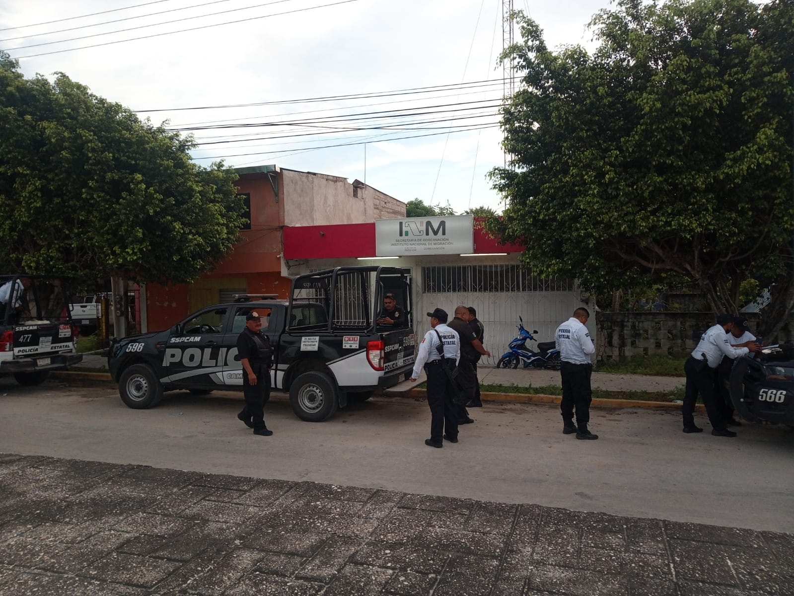 Pollero abandona a 45 migrantes hondureños y cubanos dentro de un camión en Campeche
