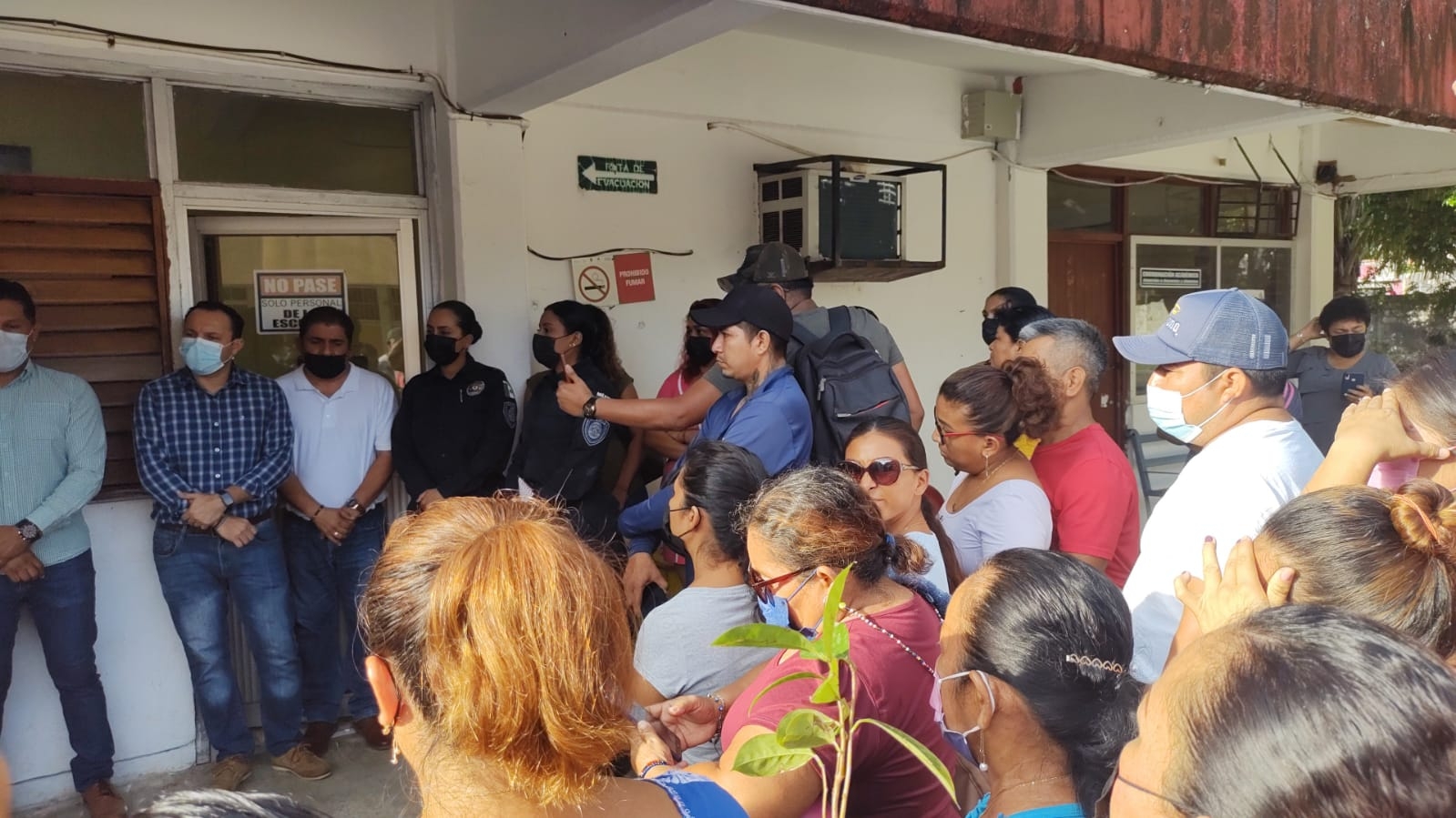 Padres de familia en Chetumal exigen 'revisión mochila' tras ingreso de una pistola en una escuela