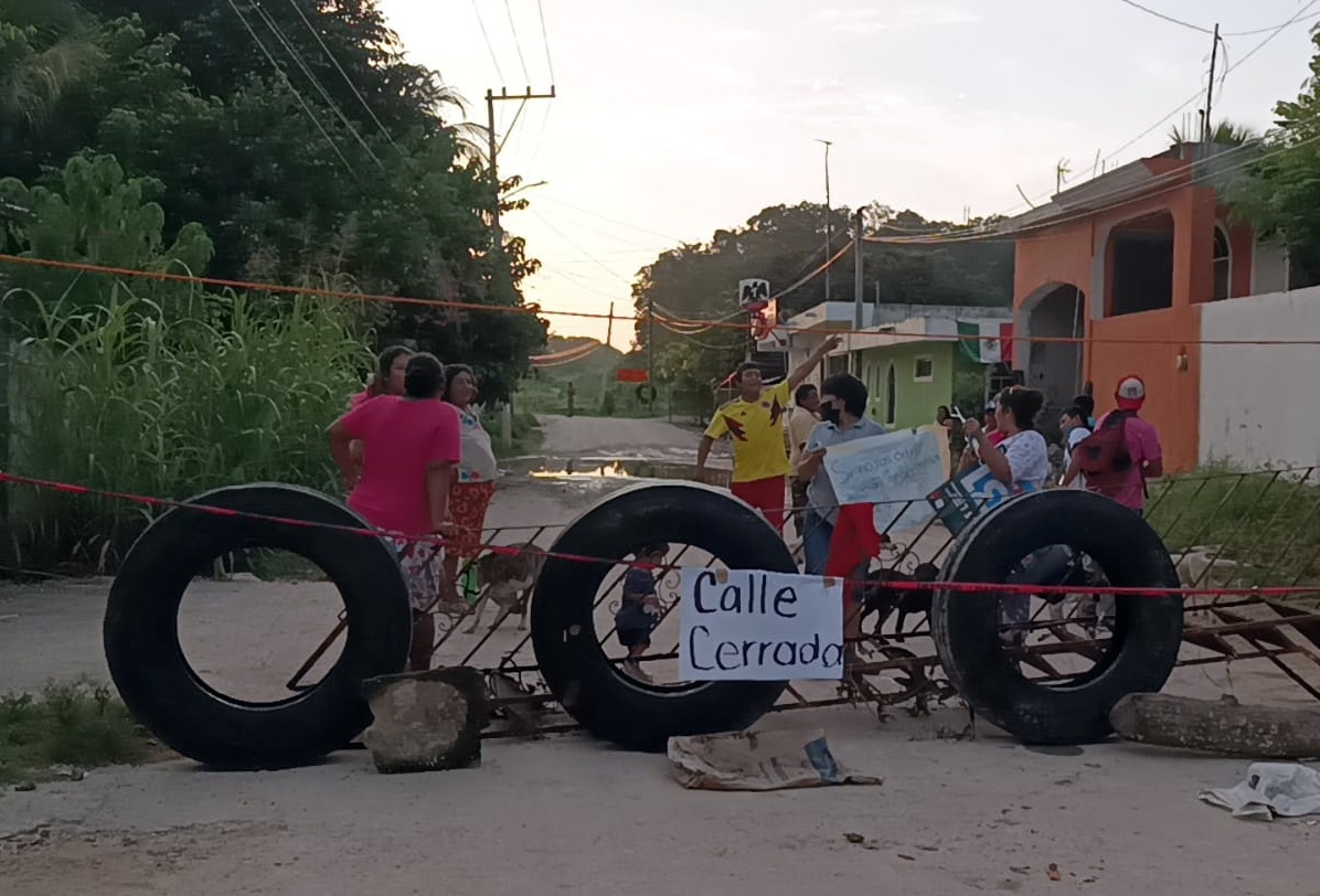 Vecinos de Chiná, Campeche, bloquean calle por megabache