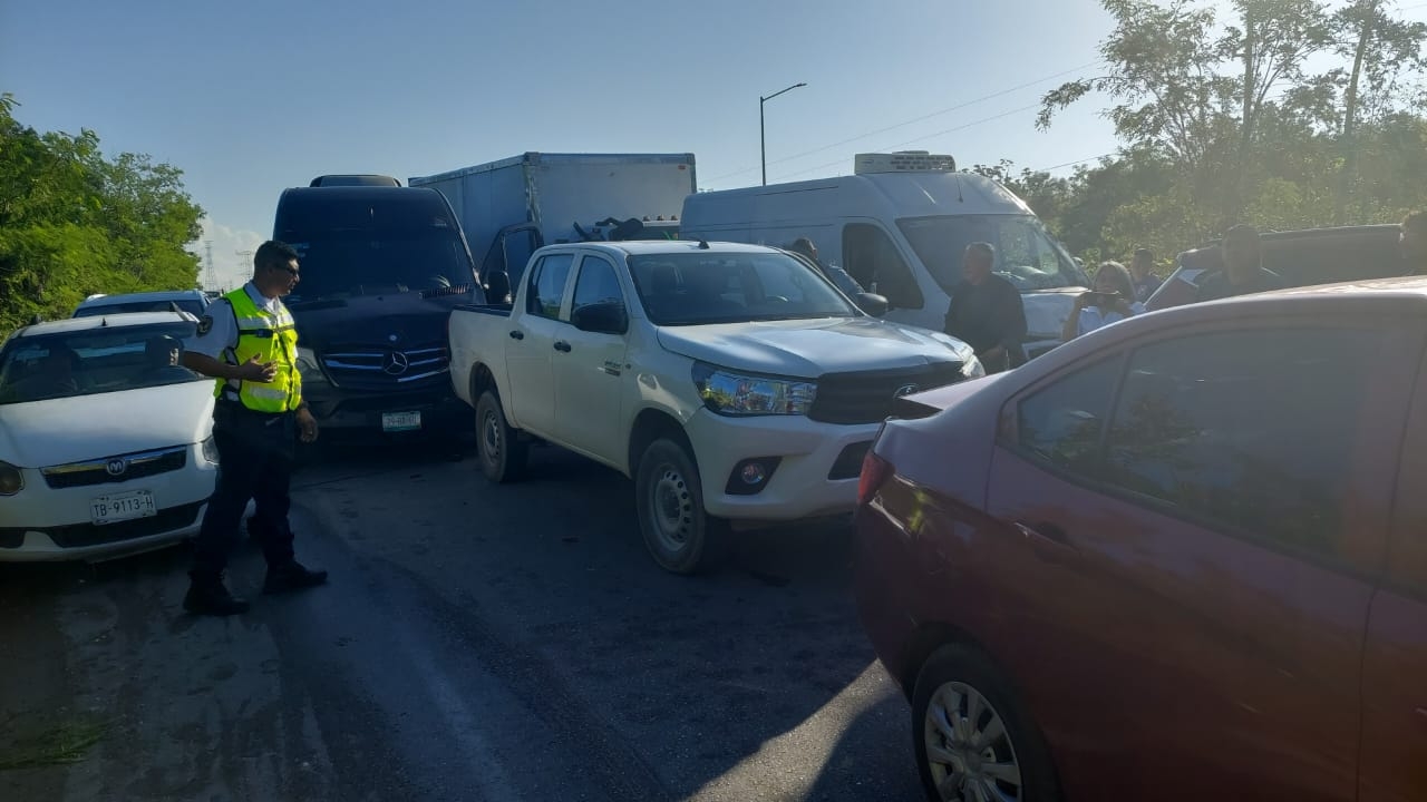 Las unidades involucradas en la carambola vehicular en Cancún permanecieron en el sitio hasta el peritaje correspondiente