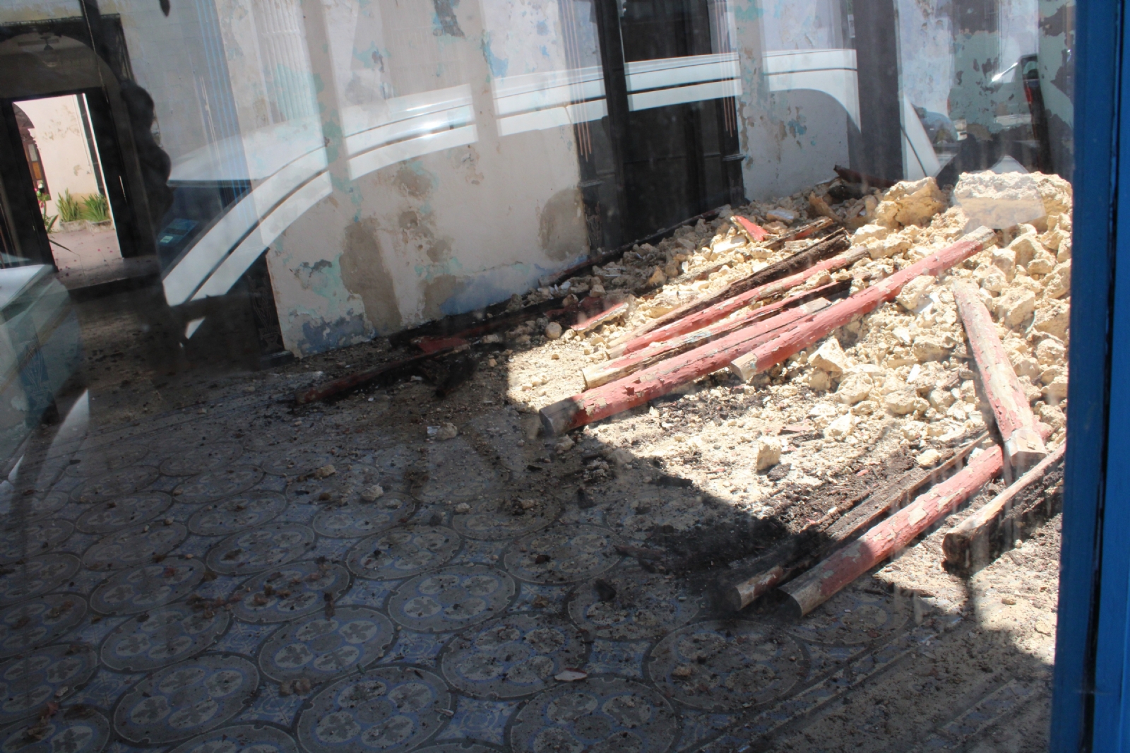 Colapsa techo de vieja casona en el barrio de Guadalupe en Campeche