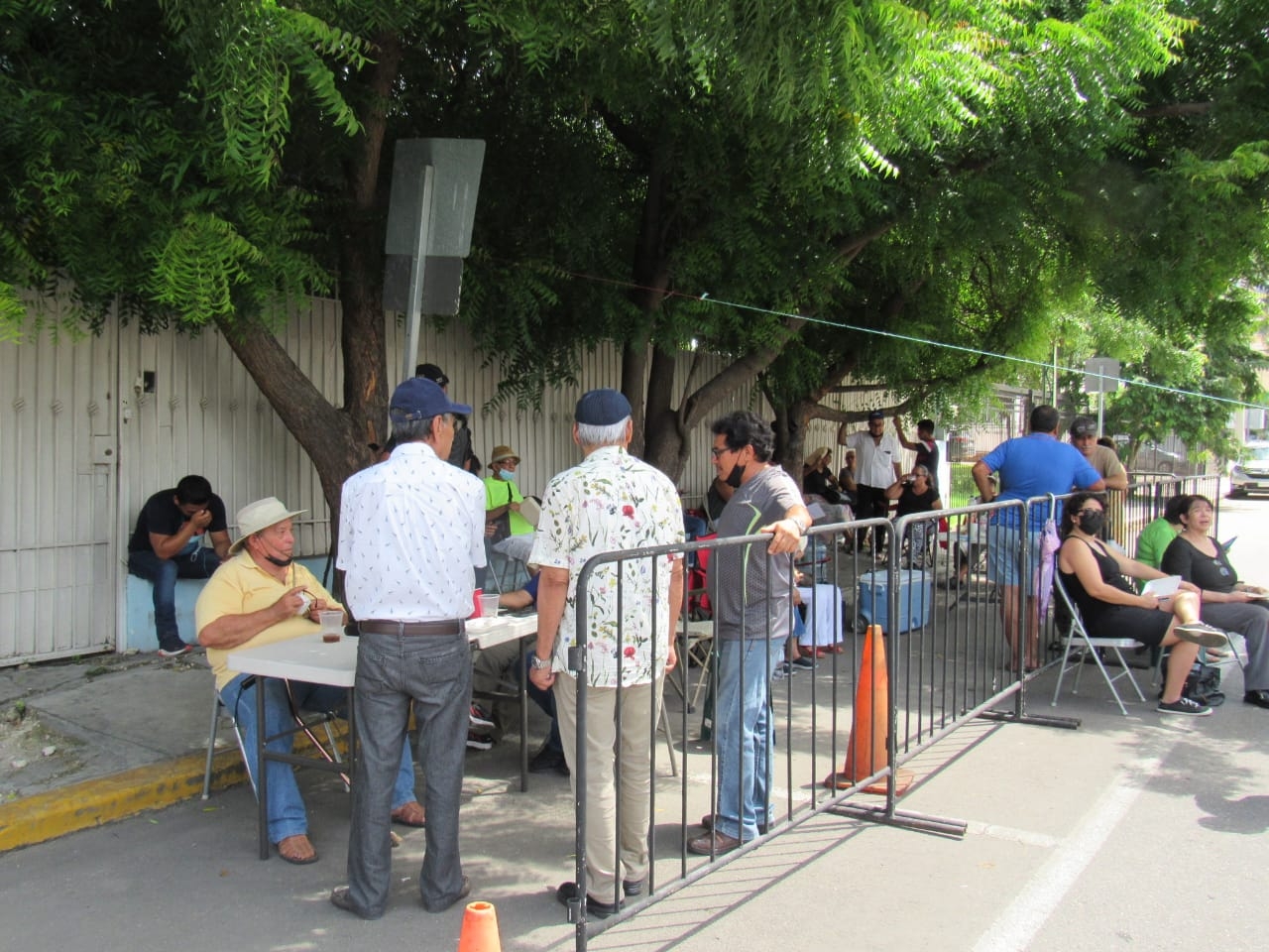 Los jubilados de Pemex se mantienen desde tempranas horas frente a la Embajada de EU pese a altercados con los policías