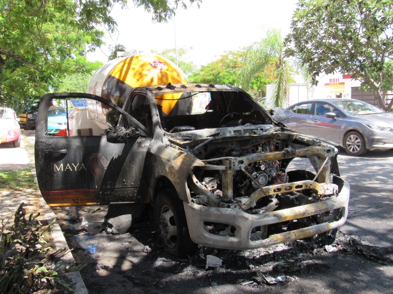 Fuego consume la cabina de una pipa de gas LP en Mérida
