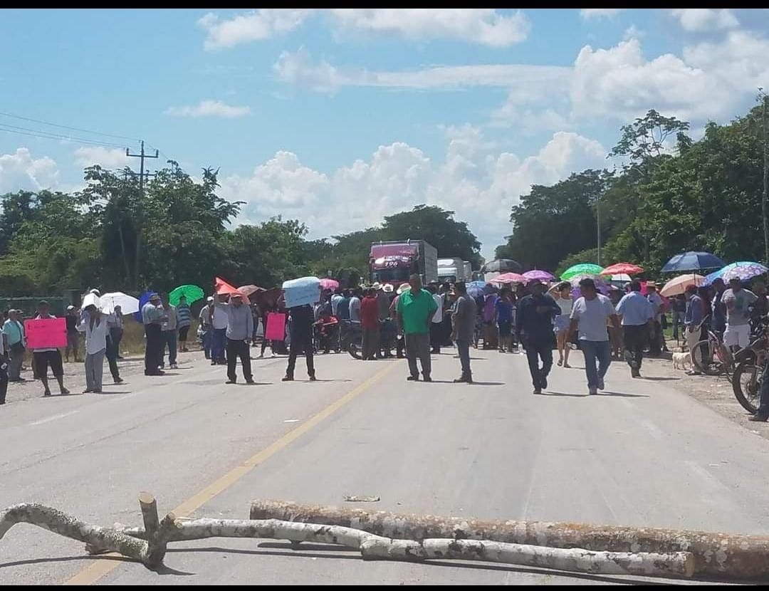 Los quejosos colocaron ramas en la carretera que conecta a Chetumal con Escárcega, por lo que causaron tráfico vehicular