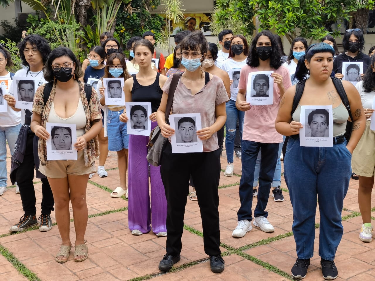 Estudiantes de Mérida recuerdan a los 43 normalistas de Ayotzinapa en el campus de la UADY