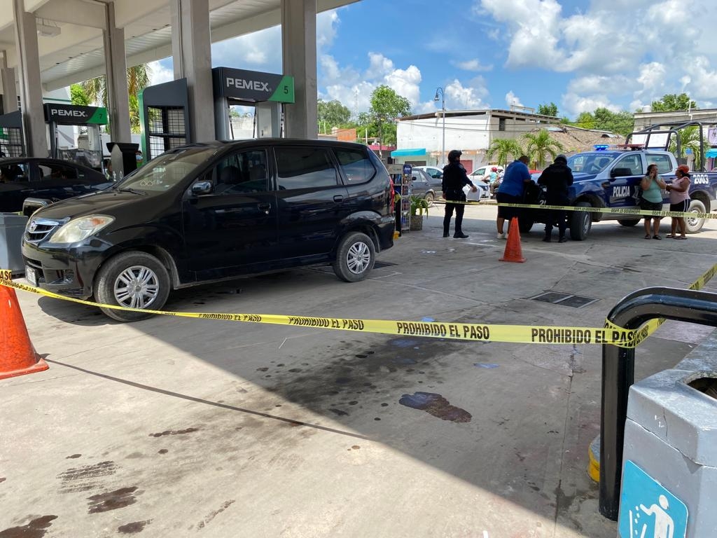 El vehículo en el que viajaban las víctimas del robo armado en Carrillo Puerto quedó estacionado en la gasolinera durante las primeras investigaciones
