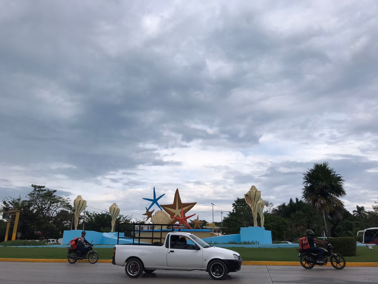 Pese a la cercanía del Huracán Ian, Cancún luce sin compras de pánico: EN VIVO