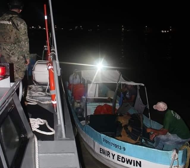 Marina rescata embarcación pulpera con tres pescadores a la deriva en las costas de Progreso