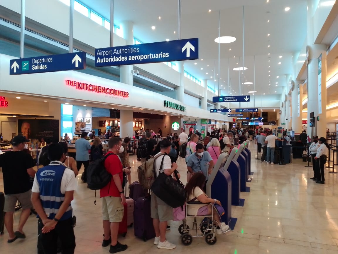 Los pasajeros de los vuelos cancelados debieron esperar las instrucciones de sus aerolíneas sobre sus nuevas salidas desde Cancún