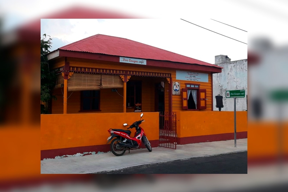 La 'Casa Voladora' actualmente es un negocio de alimentos, pero conserva su placa conmemorativa colocada tras el paso del Huracán Janet en Chetumal