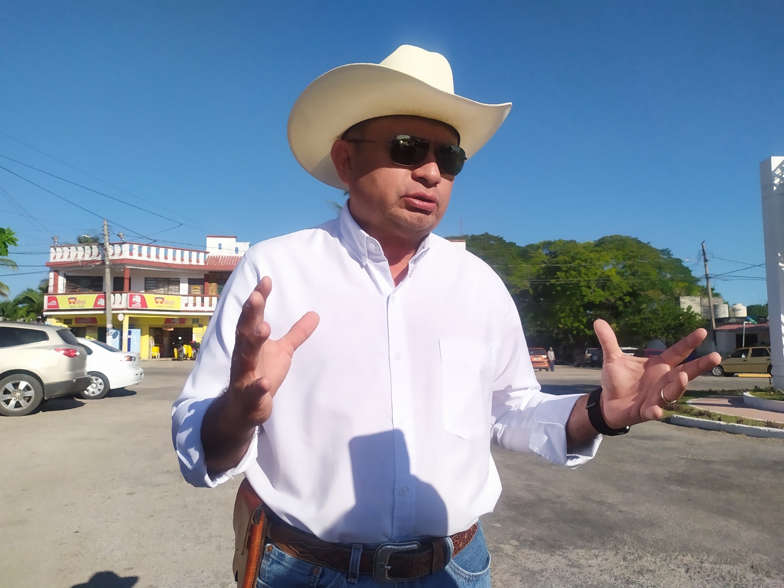 Alcalde de Tizimín enfrenta a pobladora tras exhibir el mal servicio de alumbrado público
