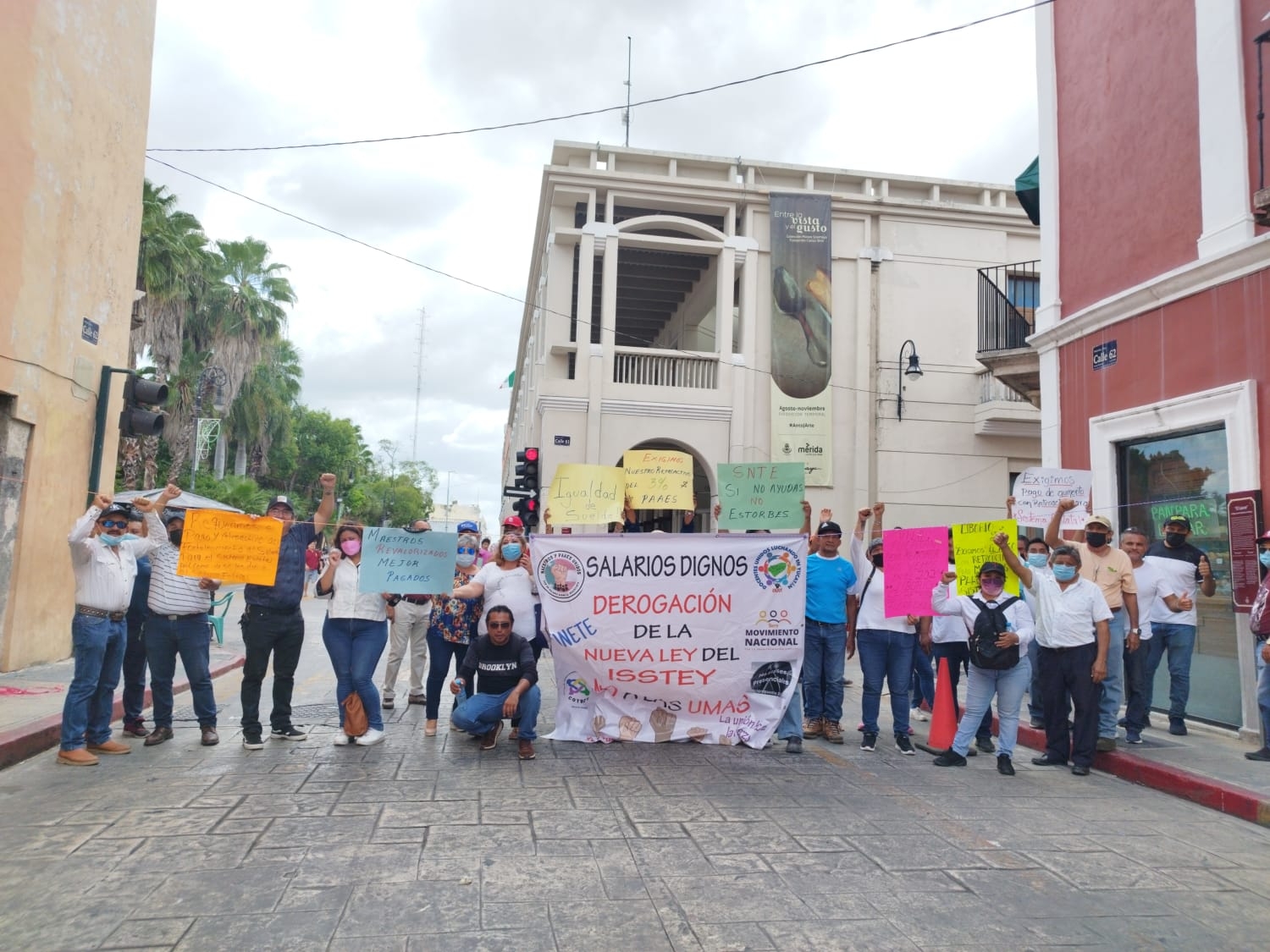 Maestros bloquean el Centro de Mérida para exigir aumento en su salario y la eliminación de la Ley del Isstey