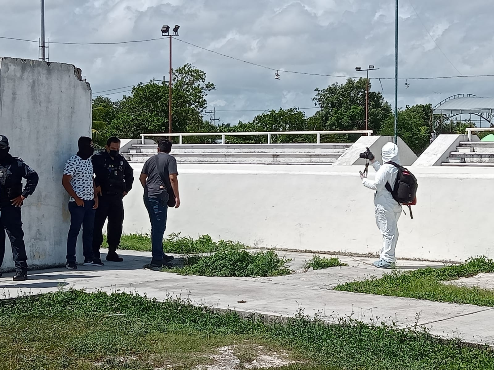 Peritos en criminalística de la FGE Quintana Roo recabaron indicios en el parque de la Región 234 de Cancún tras el descubrimiento del cuerpo