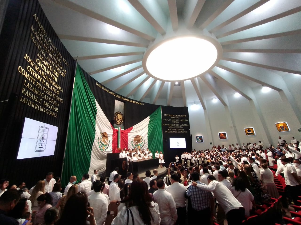 Hugo Aldana, presidente de la Comisión Instaladora de la XVII Legislatura de Quintana Roo, fue quien dio lectura de los nombres de quienes serán los miembros de la Mesa Directiva del Congreso de Quintana Roo