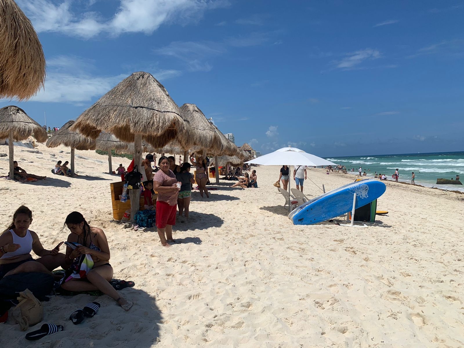 Cerca de 400 personas visitan Playa Delfines en Cancún este sábado: EN VIVO