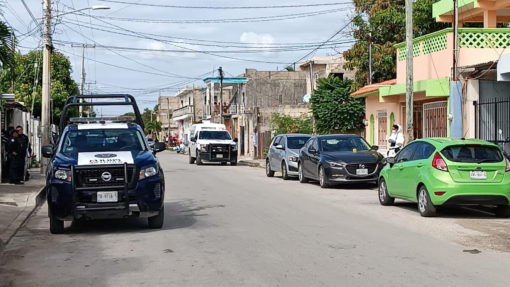 Peritos levantaron evidencias en la zona donde fue asesinado el líder de un sindicato de taxistas del Norte de Quintana Roo