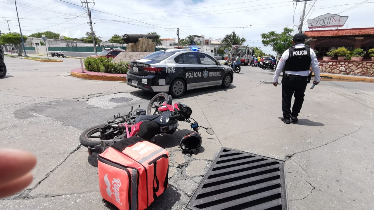 Conductor atropella a jóvenes que viajaban en motocicleta en Ciudad del Carmen