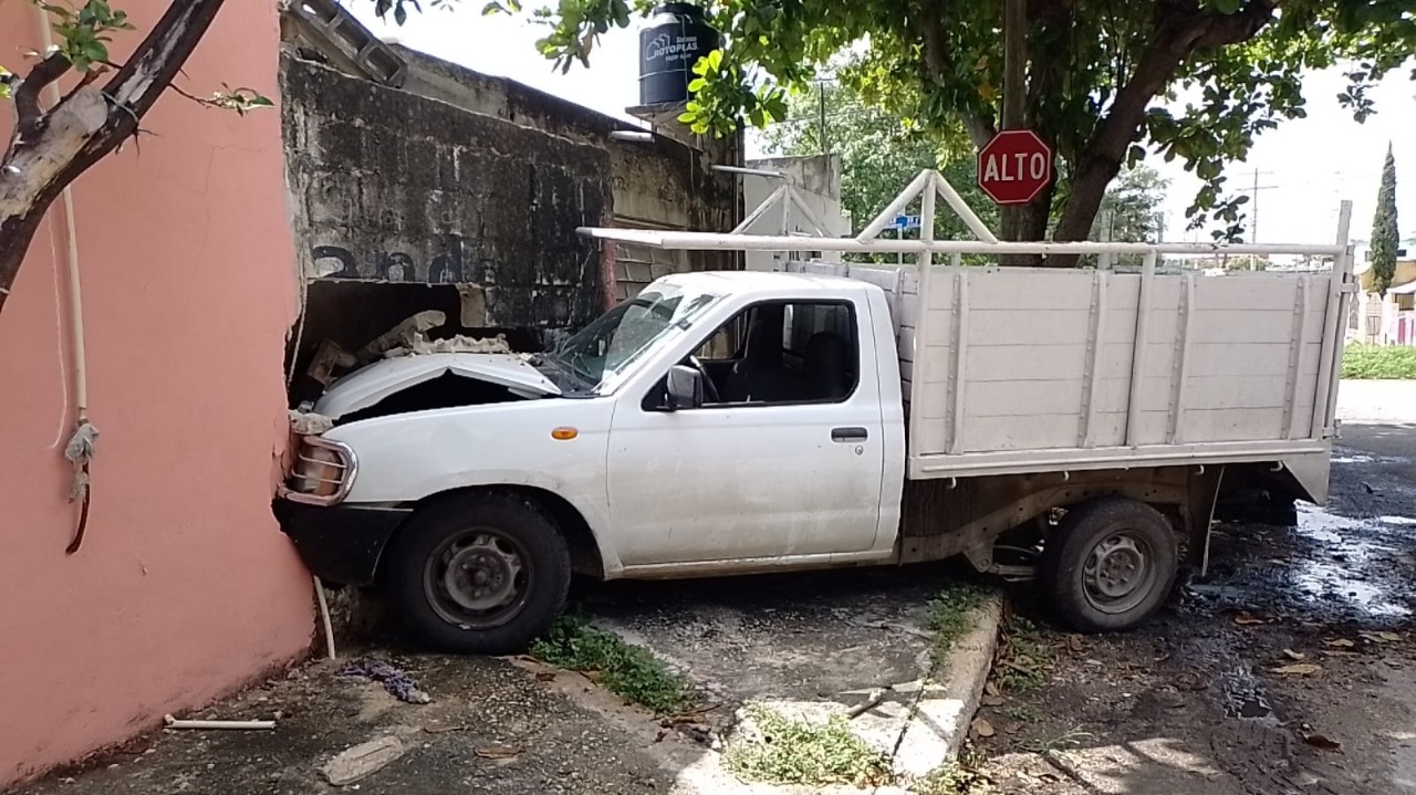 Accidentes en Mérida: Conductor choca contra una casa en la colonia López Mateos