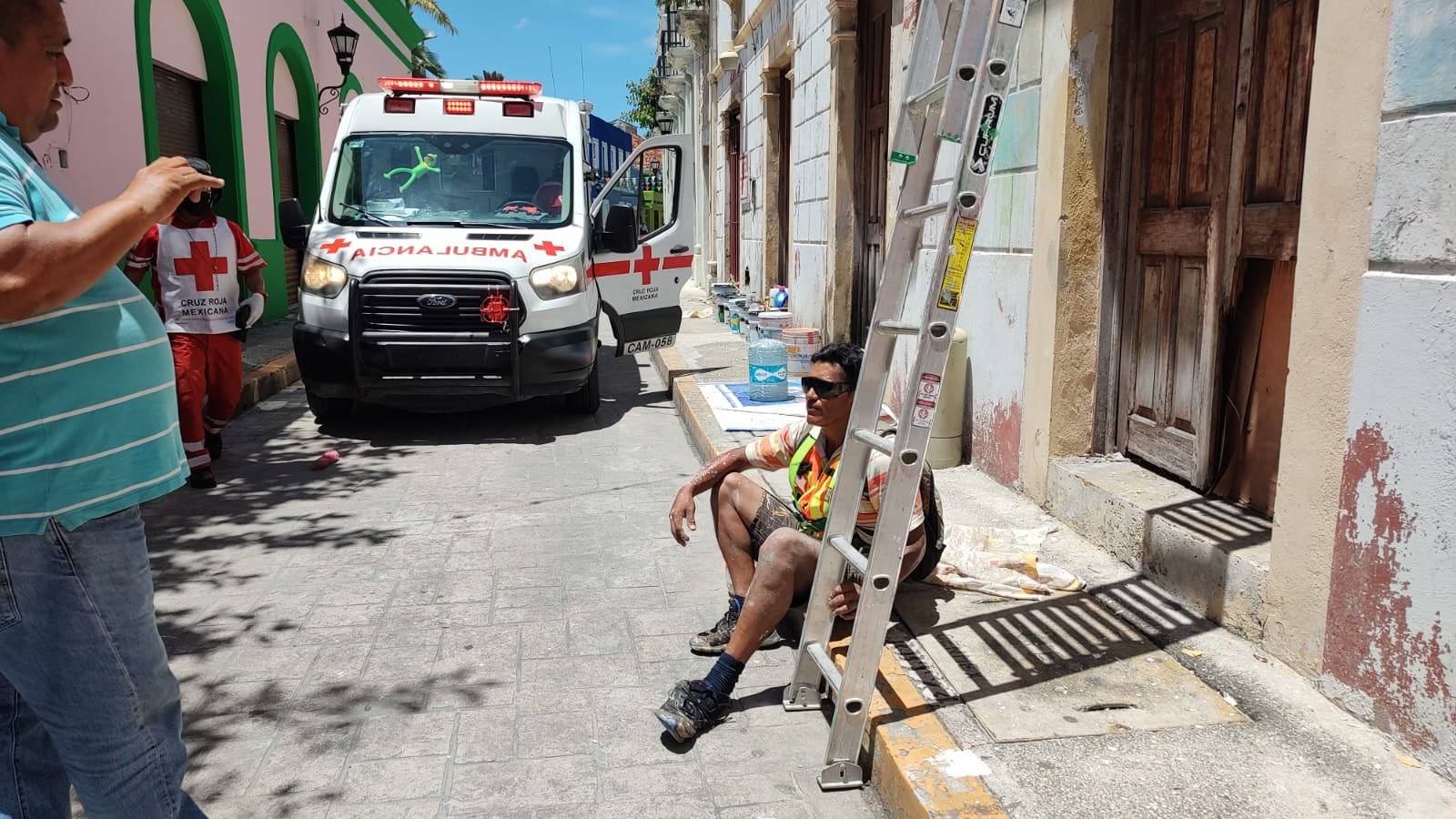 Hombre resulta herido tras caer de una escalera mientras pintaba en Ciudad del Carmen