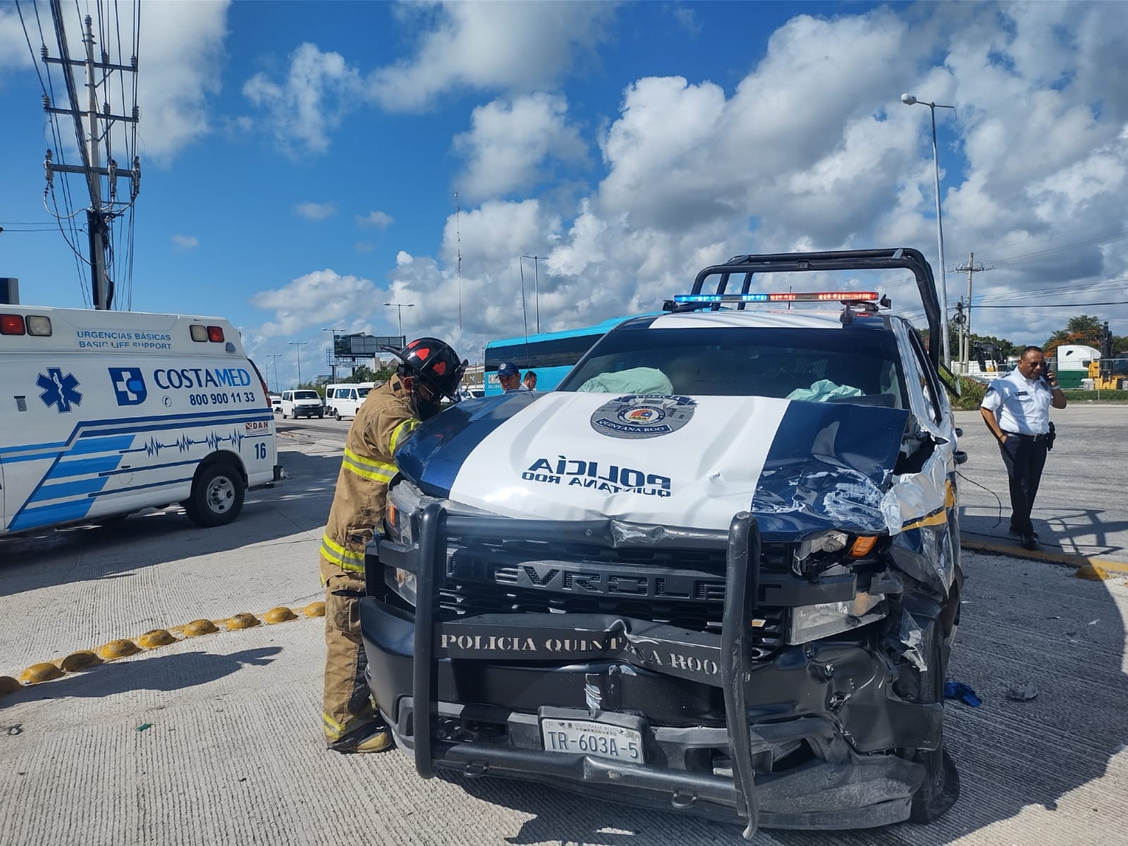 La unidad de la Policía Quintana Roo resultó con daños en su parte frontal y permaneció a un lado de la carretera Puerto Morelos-Cancún