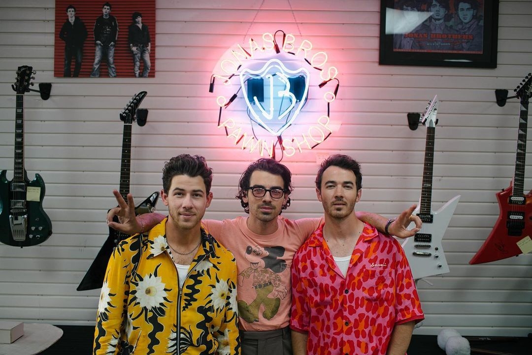 Los Jonas Brothers vinieron a México para llevar a cabo un concierto en la capital del país, donde sus seguidores les regalaros peluches del Dr. Simi