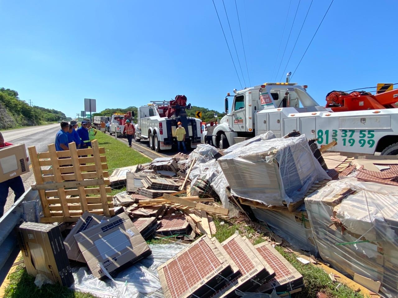 Tráiler causa desastre en el Periférico de Campeche tras perder su carga de losas