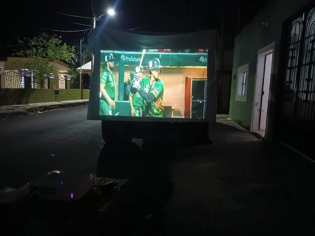 Vecinos se unen para disfrutar la final entre Leones de Yucatán y Diablos Rojos del México