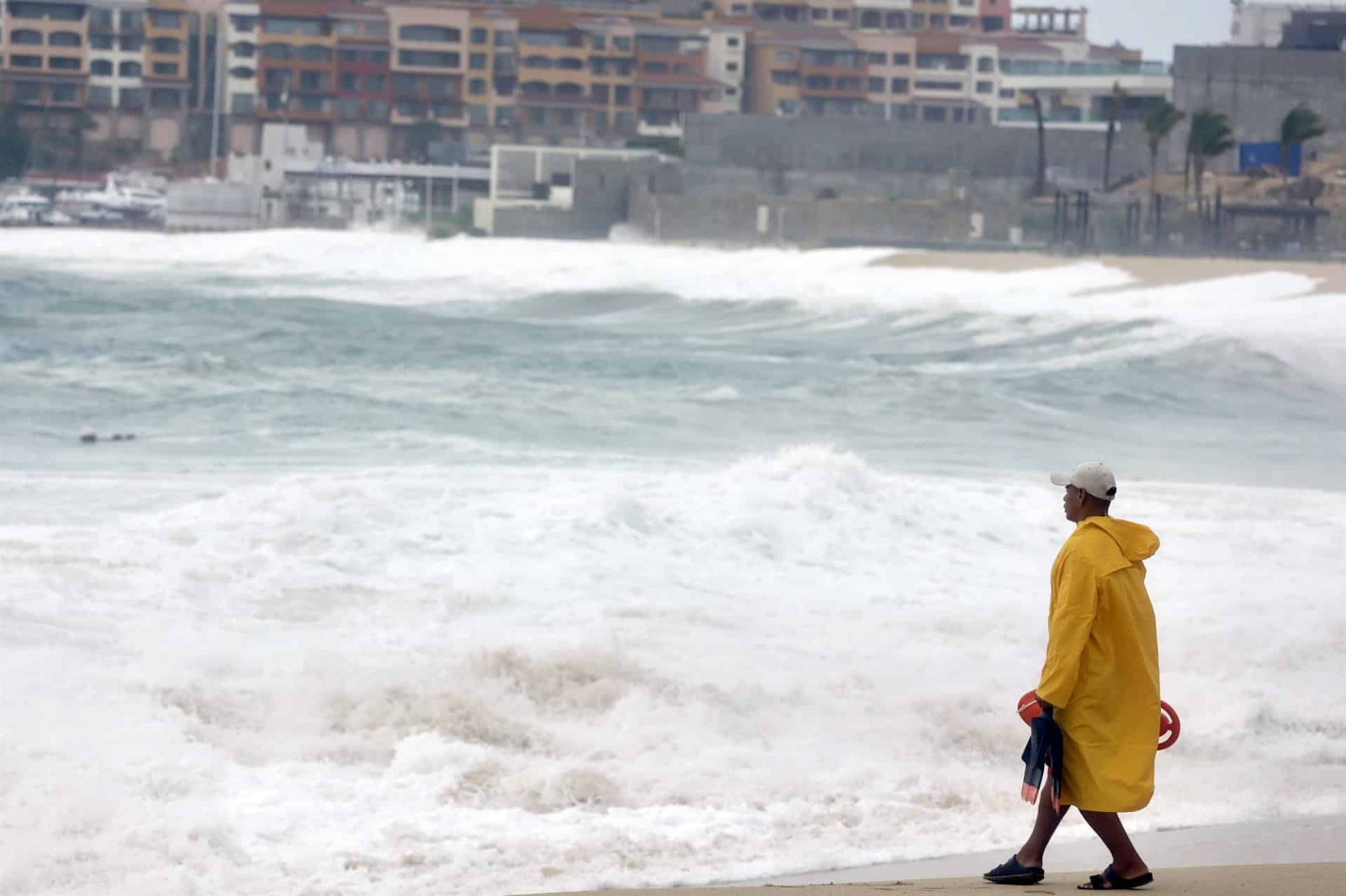 Huracán Kay se intensifica a categoría 2; provocará lluvias torrenciales en Baja California Sur