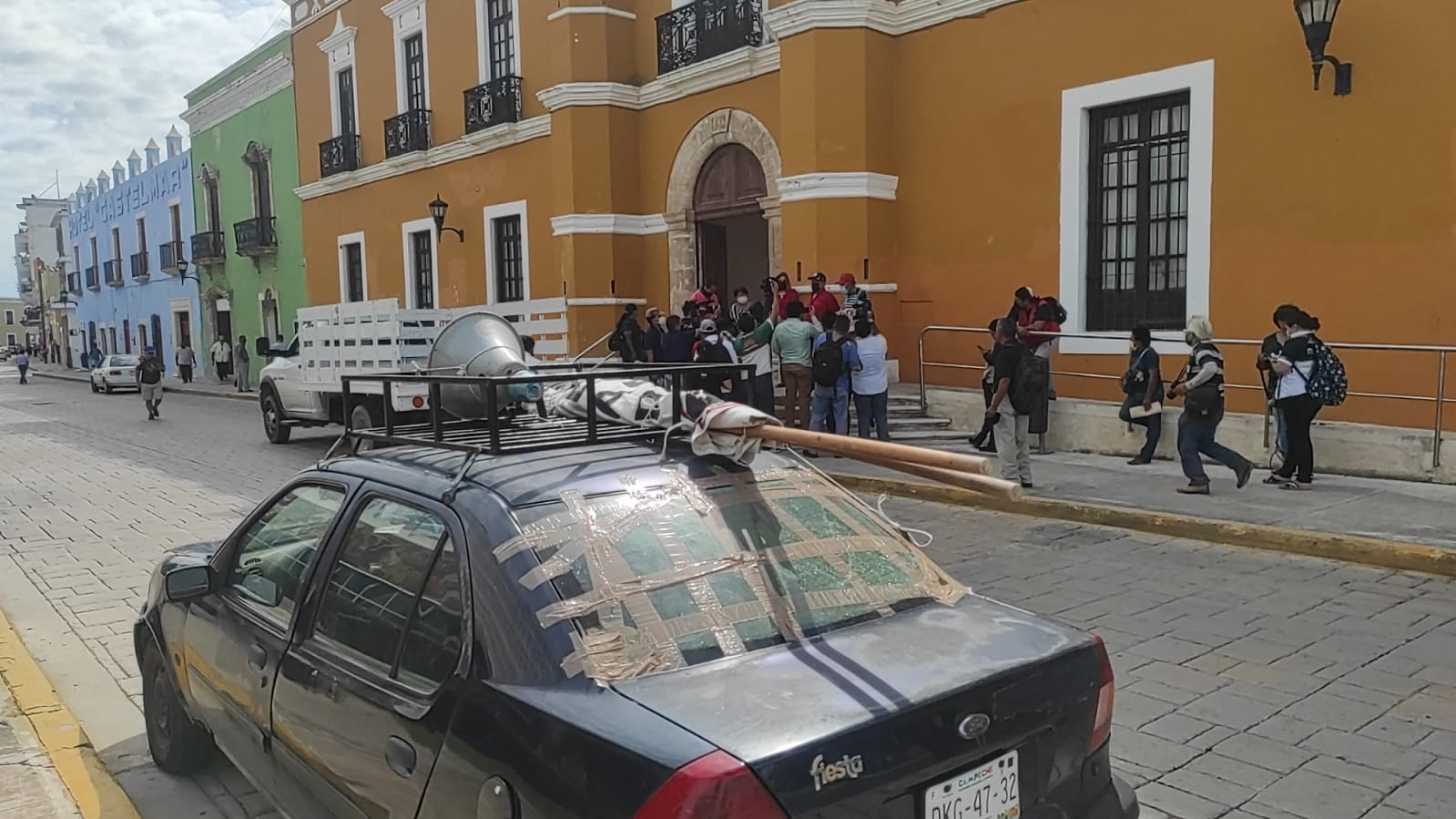 Tortilleros protestan frente al Ayuntamiento de Campeche para exigir que regularicen a los repartidores