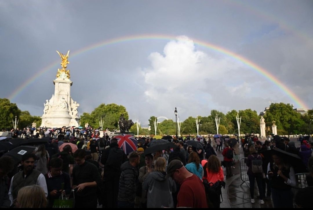 Arcoíris engalana al Palacio de Buckingham previo a la muerte de la Reina Isabel II