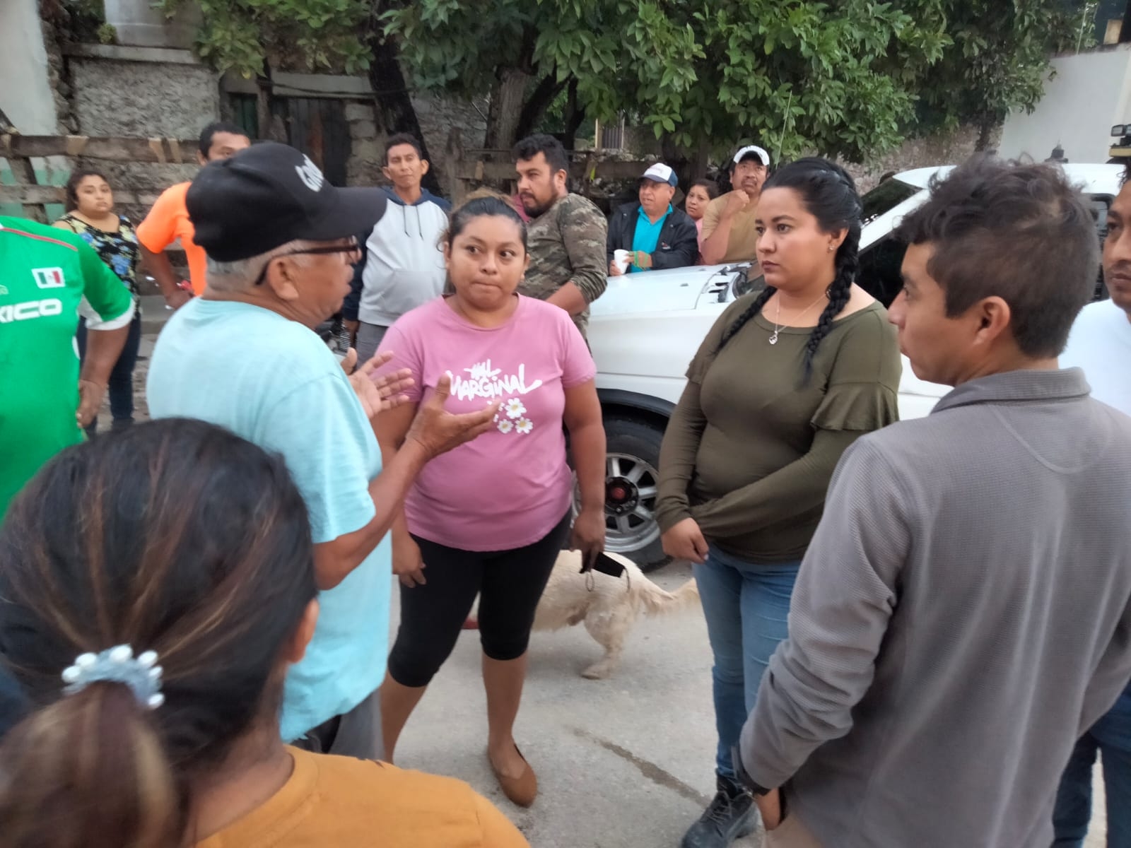Vecinos cierran calles y retienen volquetes del Tren Maya en Sudzal, Yucatán