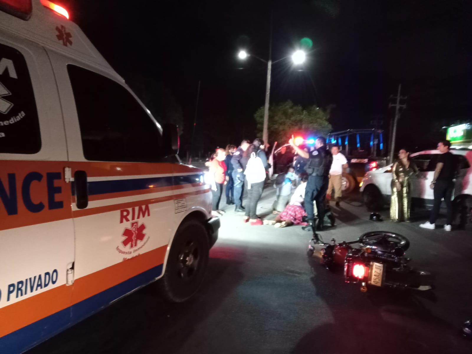 Accidente entre una Van y una motocicleta deja 3 personas lesionadas en Cancún