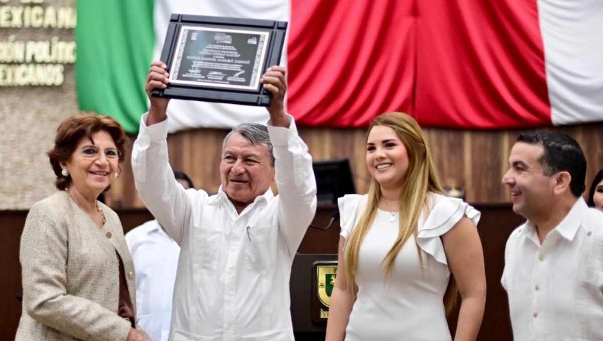 Congreso de Yucatán reconoce a Víctor Maravé con el premio "Diputado Pánfilo Novelo Martín"