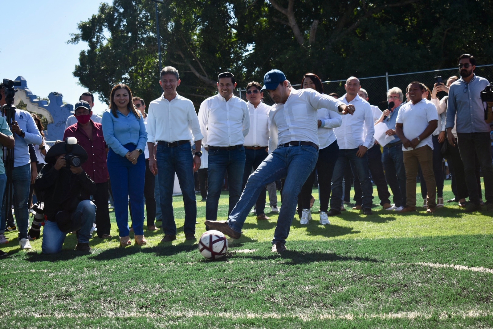 El gobernador, Mauricio Vila dio la patada inicial en el campo deportivo en Kanasín