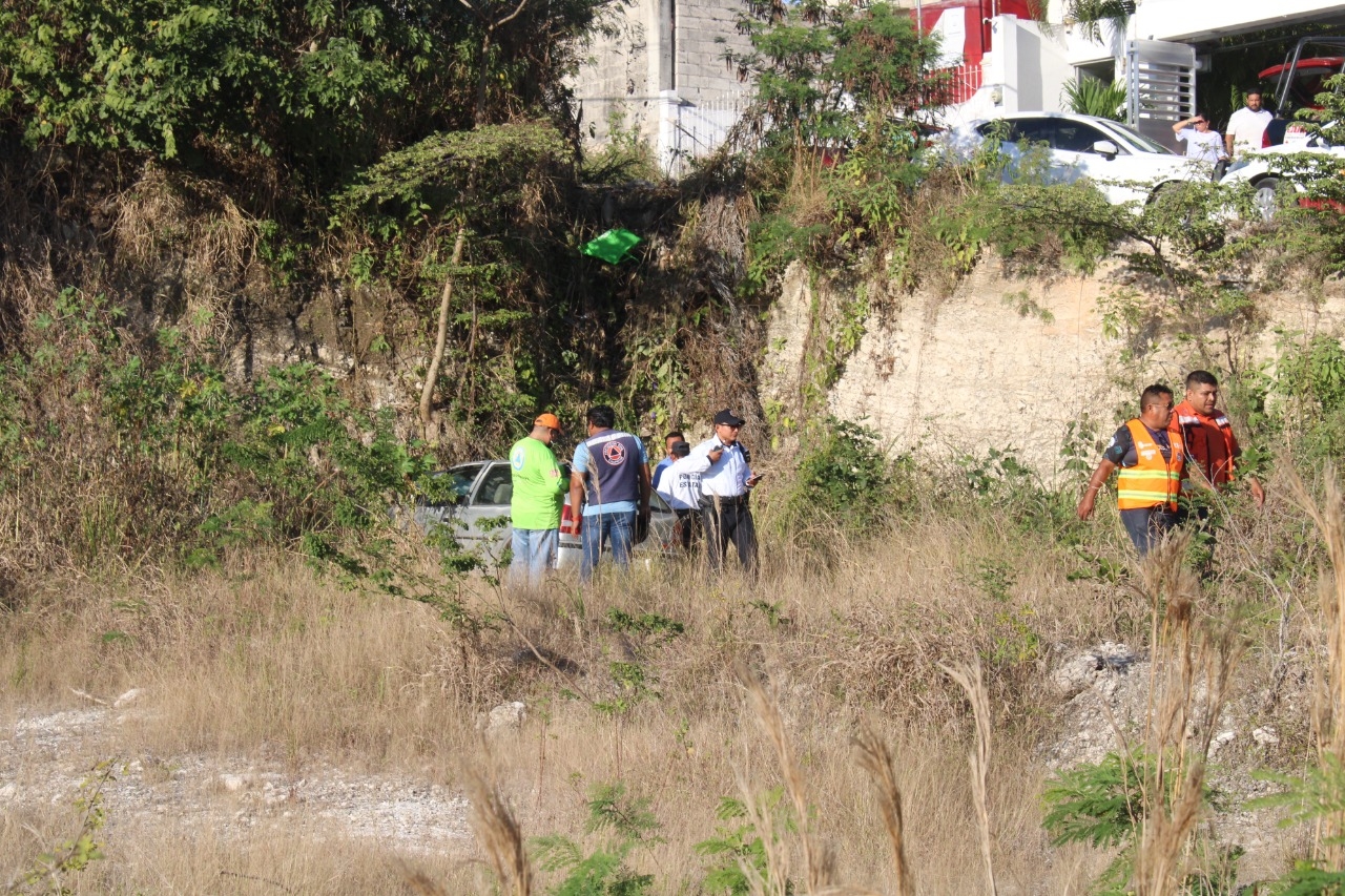 Conductor de la tercera edad cae a un barranco de más de 5 metros en Campeche