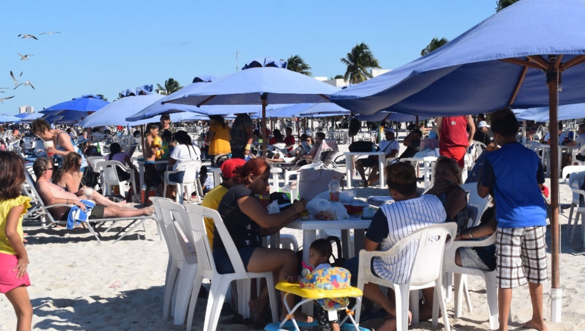 Más de mil turistas del Carnival Breeze llegan a Progreso