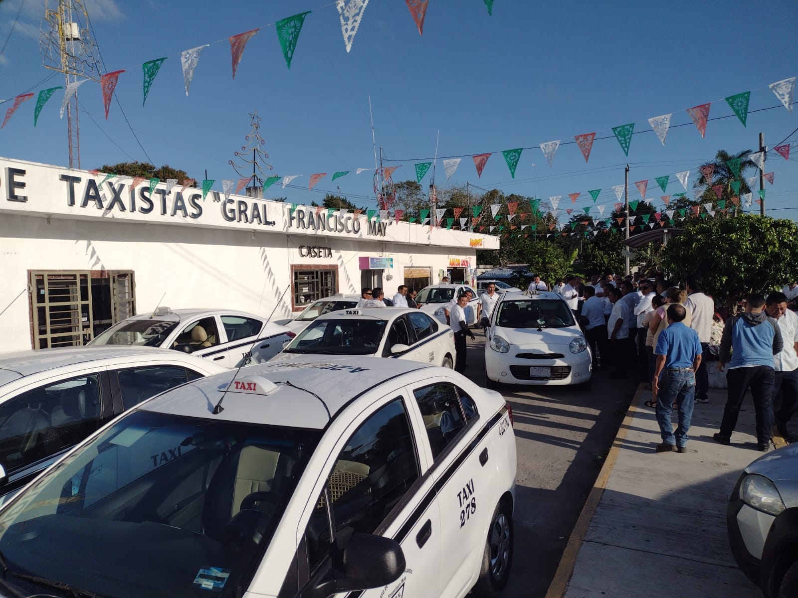 Taxistas de Felipe Carrillo Puerto se suman a la manifestación contra el ingreso de Uber