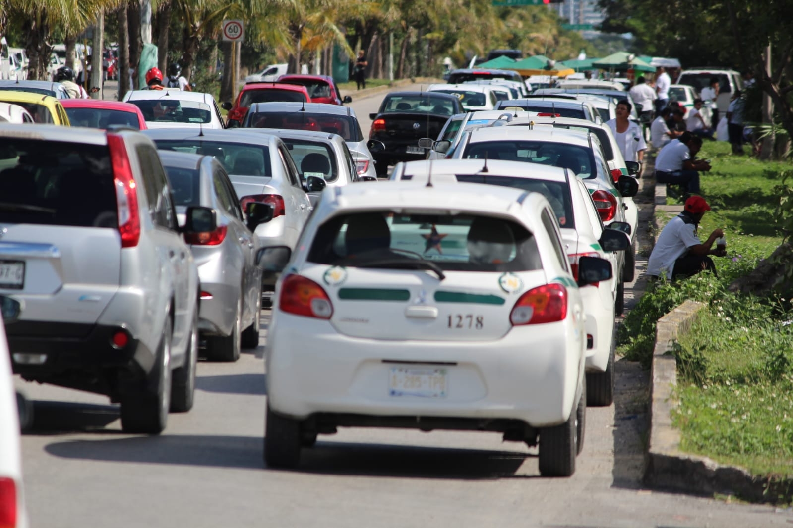 Taxistas causan cierre de carril en la avenida Andrés Quintana Roo en Cancún: EN VIVO