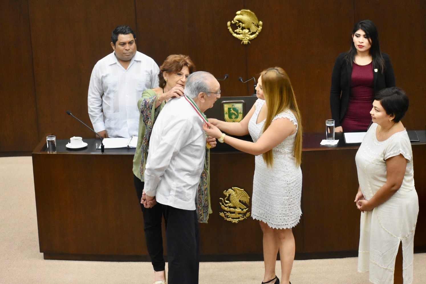 Congreso de Yucatán entrega la medalla 'Héctor Victoria' al contador Fernando Ojeda