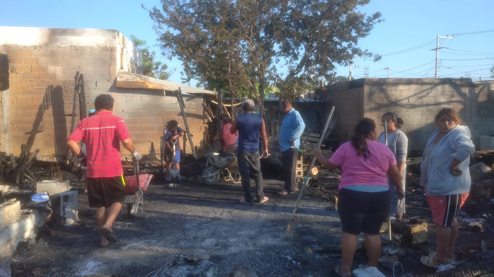 Fuego consume una casa de madera al Sur de Mérida