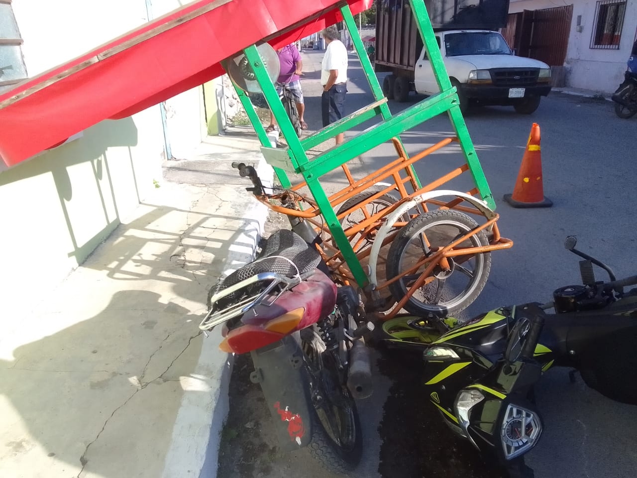 Estudiante pierde el control y choca contra un mototaxi en Dzilam González