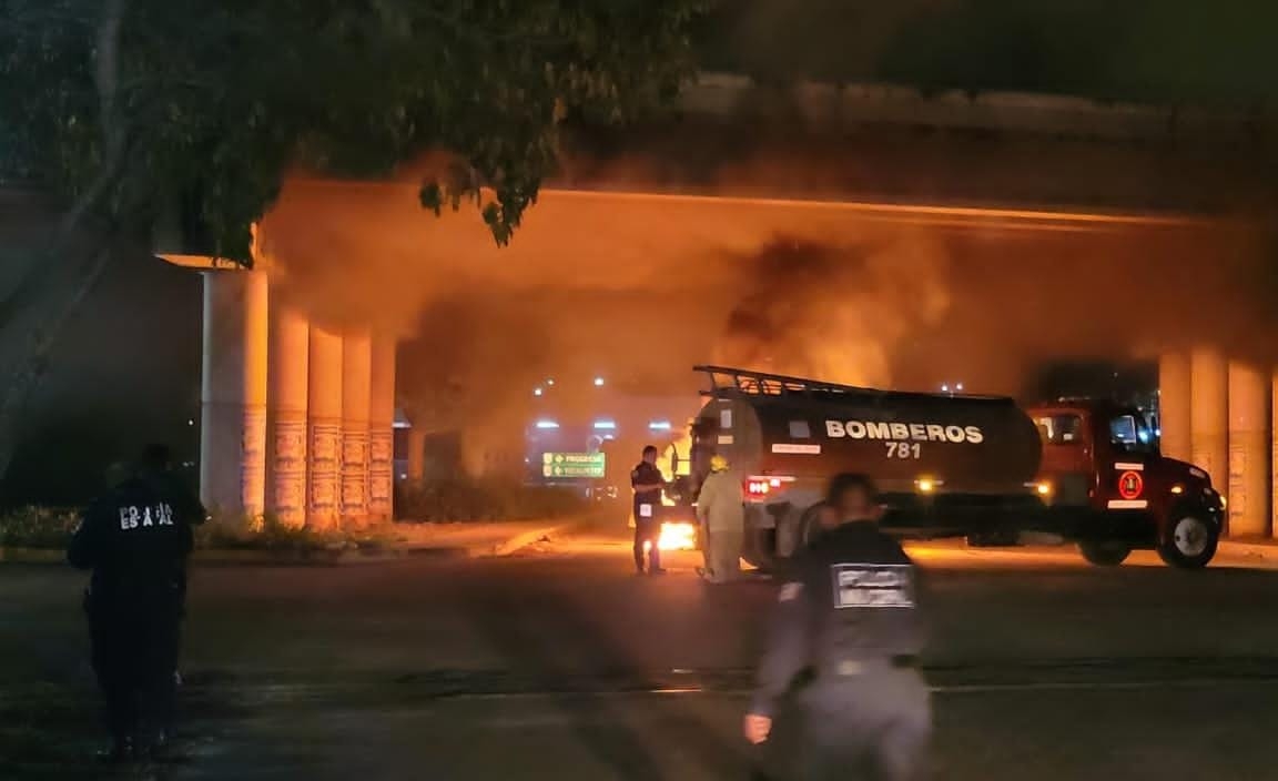 Fuego consume un vehículo en la entrada a Flamboyanes en Progreso