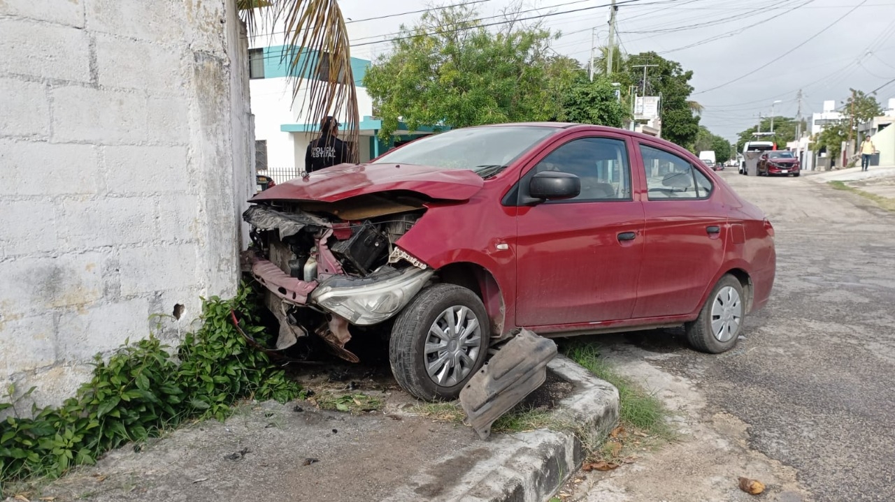 Conductor choca contra un auto y se estrella contra el muro de una casa en Mérida