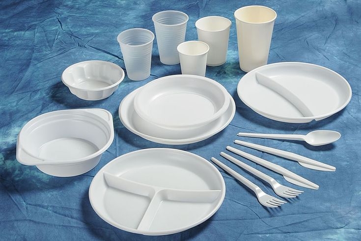 Reino Unido prohibirá los platos y cubiertos de plástico