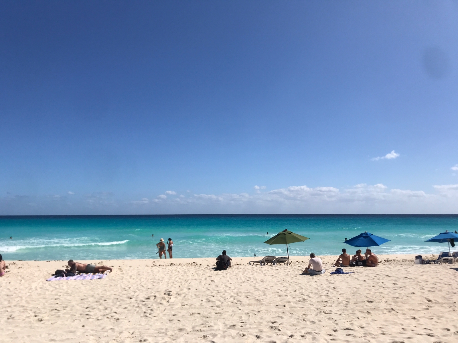 Turistas disfrutan de las playas de Cancún pese las fuertes rachas de viento: EN VIVO