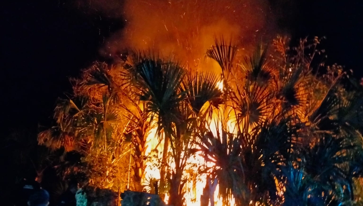 Abuelito pierde todo tras incendiarse su casa de huano en Tzucacab