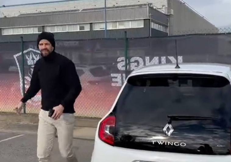 Piqué reta a Shakira llegando en un Twingo al estadio de la Kings League: VIDEO